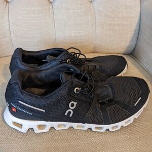 On Running CLOUD 5 Women's Shoes in Black & White Size 6.5